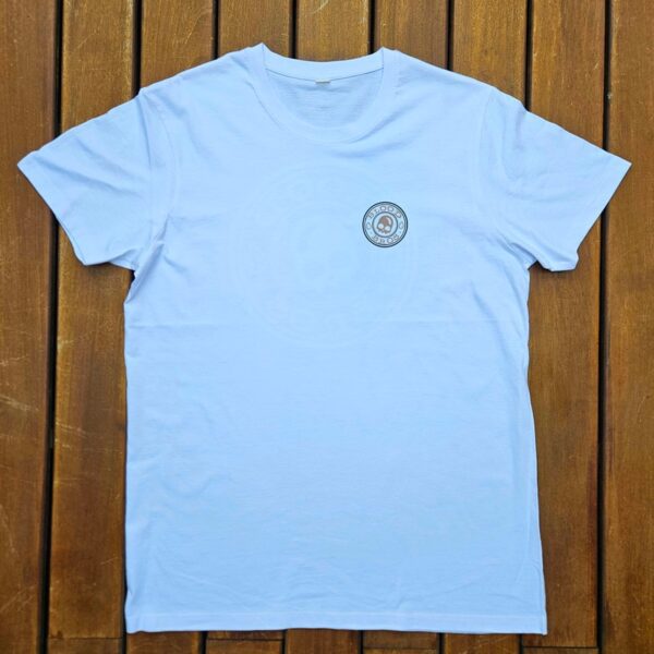 👕 Camiseta Blanca con Logo Calavera Crema